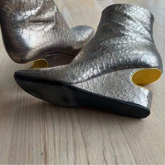 LAST CHANCE 9/23❕- DRIES VAN NOTEN Metallic Wedge Boot with unique cutout detail - Picture 9 of 11